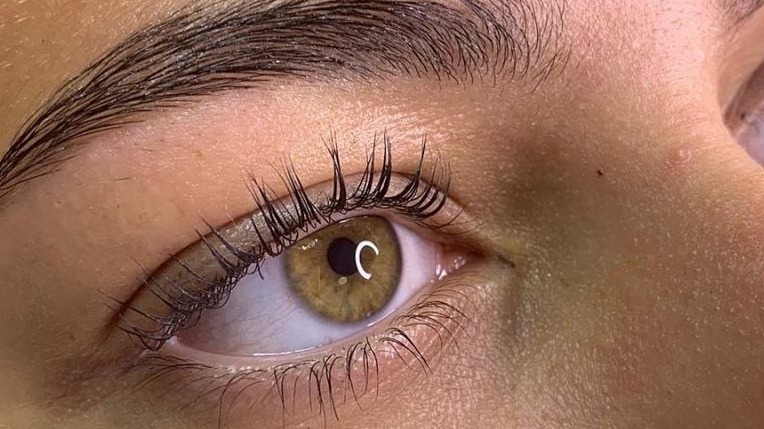 Students learning lash lifting