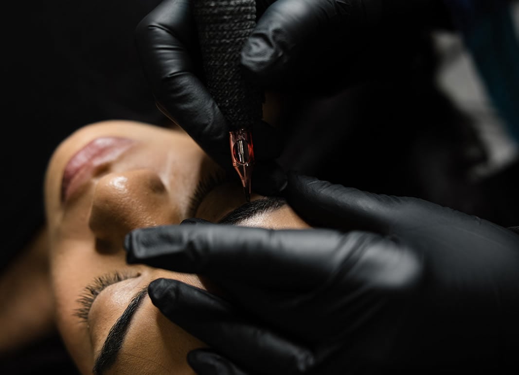 Students learning machine nano and powder brow techniques during cosmetic tattoo training in Sydney